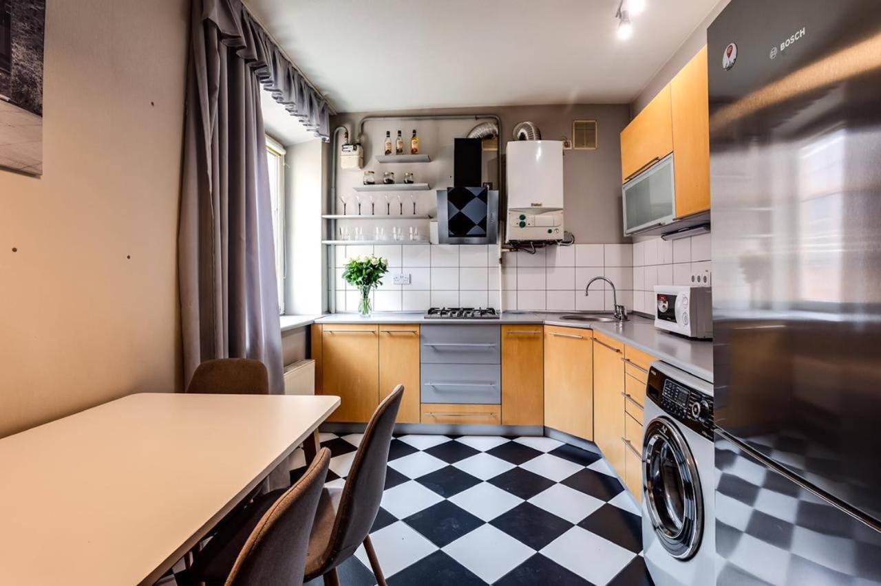 Apartamenty On Knyazya Romana リヴィウ エクステリア 写真