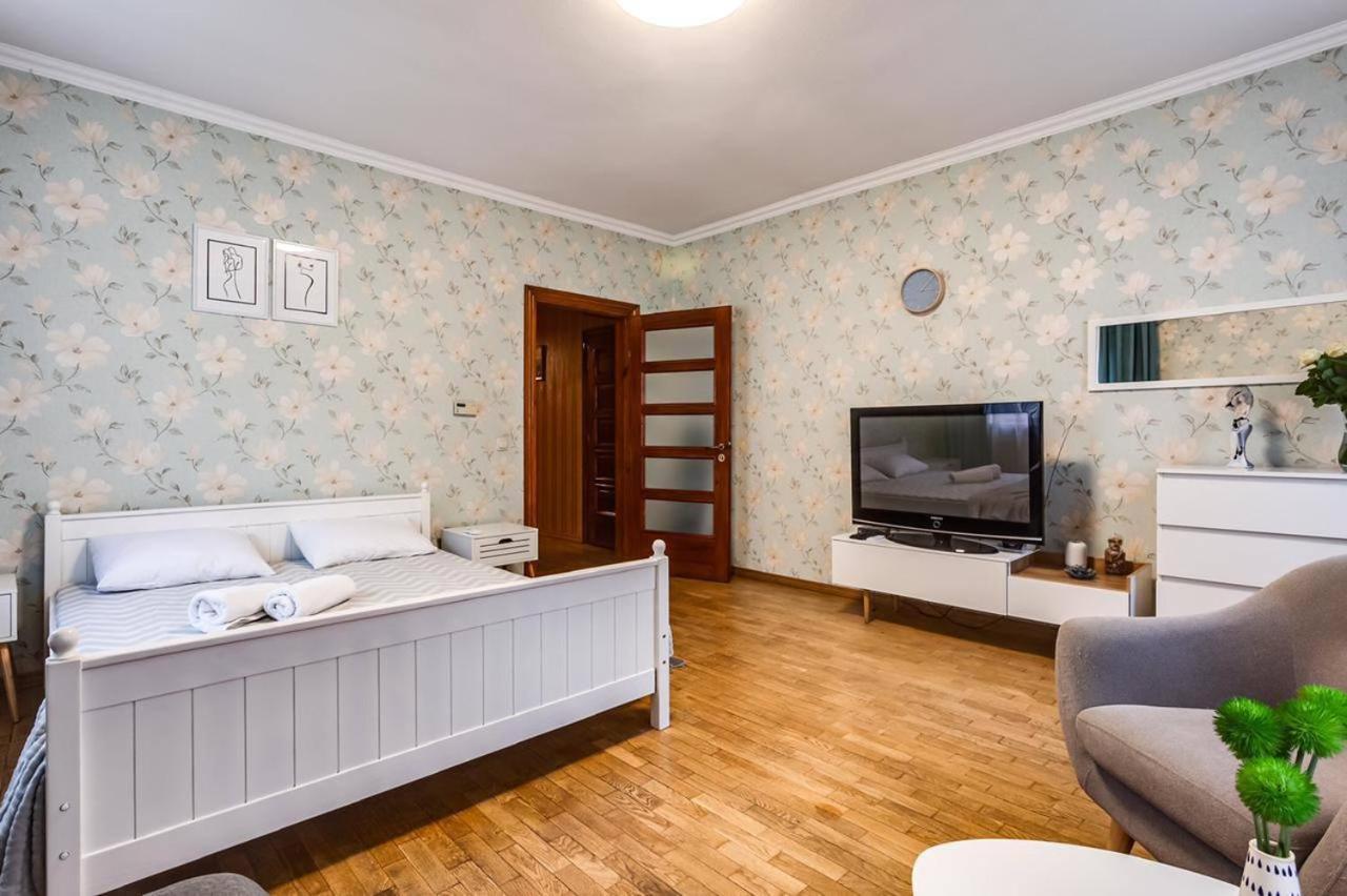 Apartamenty On Knyazya Romana リヴィウ エクステリア 写真