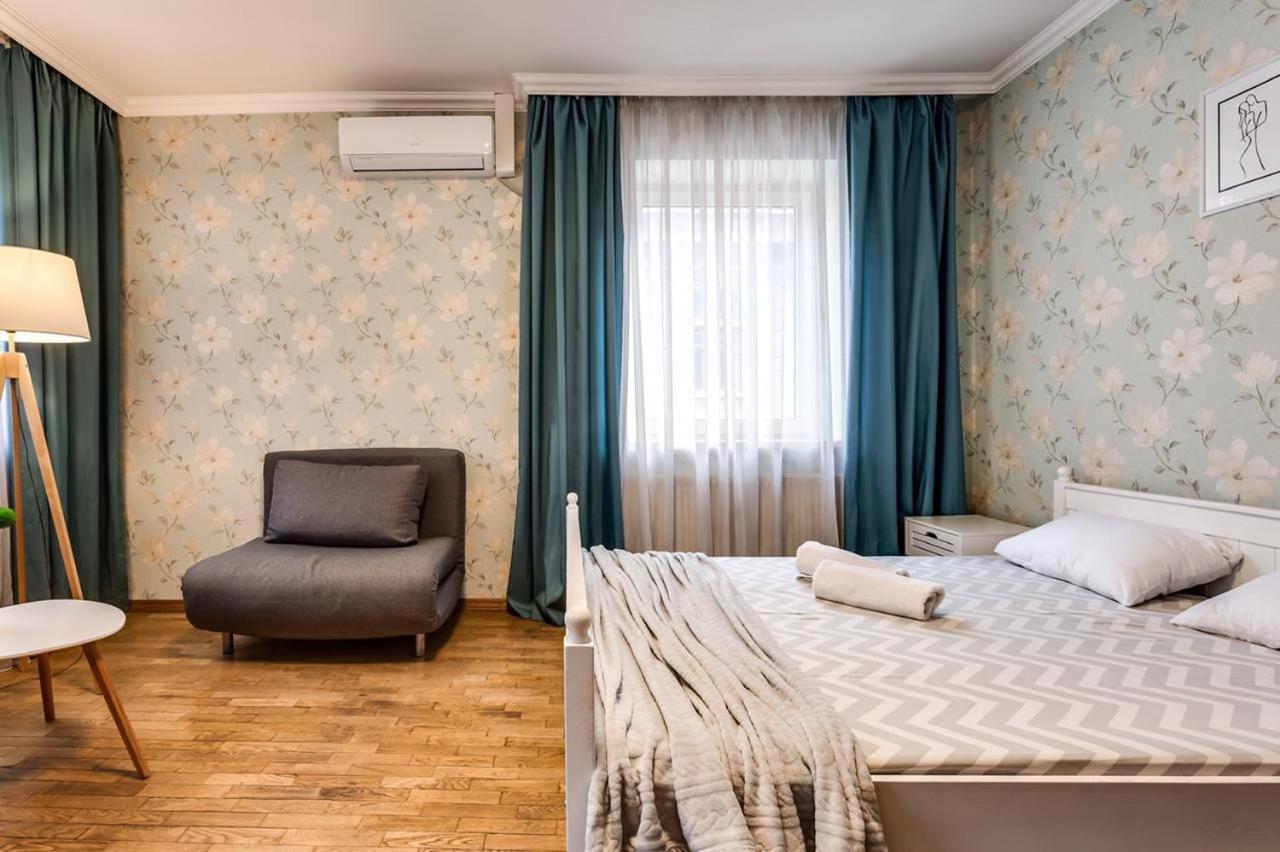 Apartamenty On Knyazya Romana リヴィウ エクステリア 写真