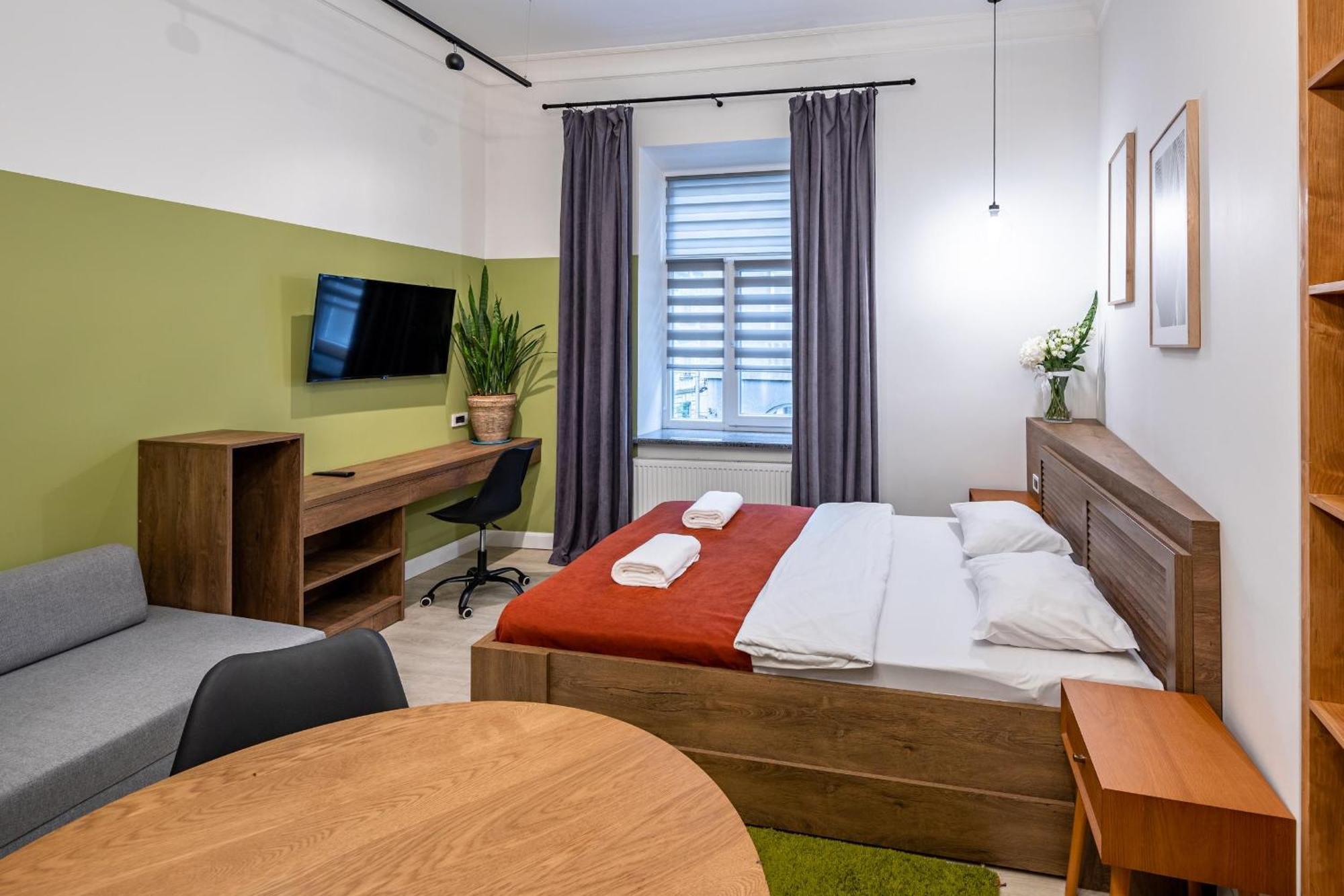 Apartamenty On Knyazya Romana リヴィウ エクステリア 写真