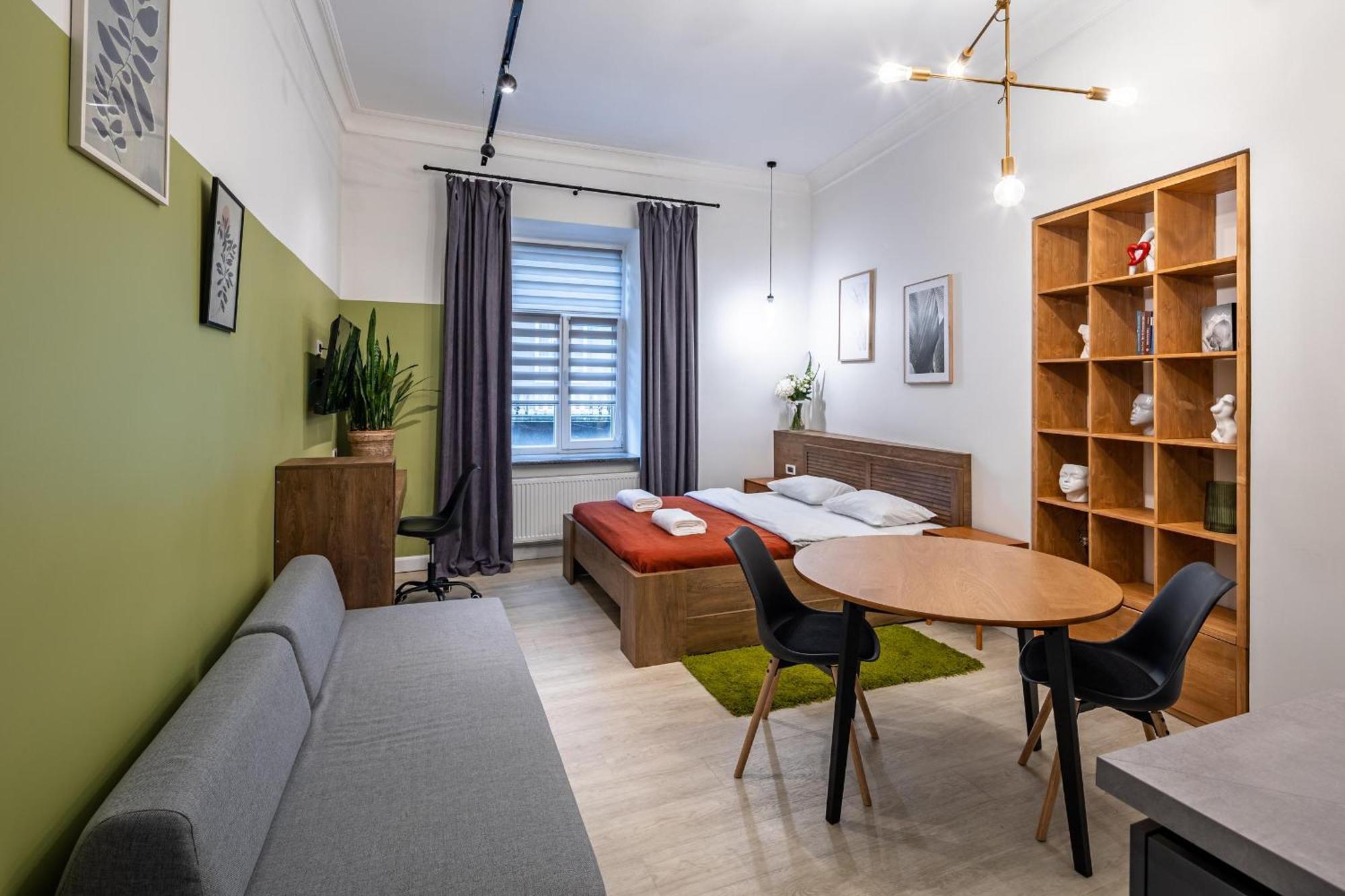Apartamenty On Knyazya Romana リヴィウ エクステリア 写真