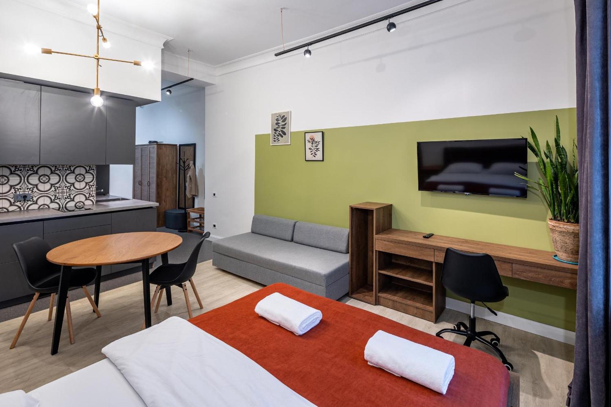 Apartamenty On Knyazya Romana リヴィウ エクステリア 写真