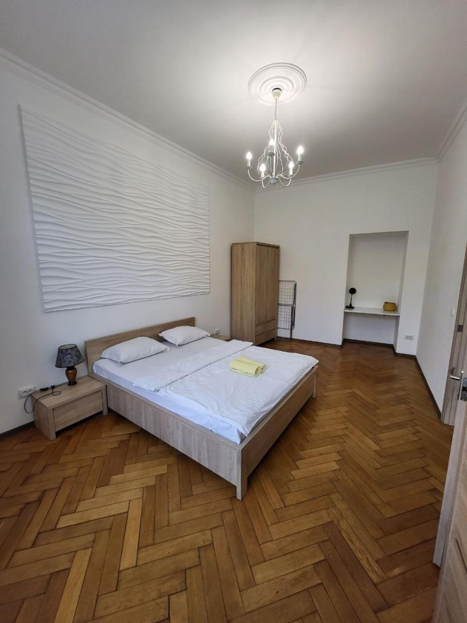 Apartamenty On Knyazya Romana リヴィウ エクステリア 写真