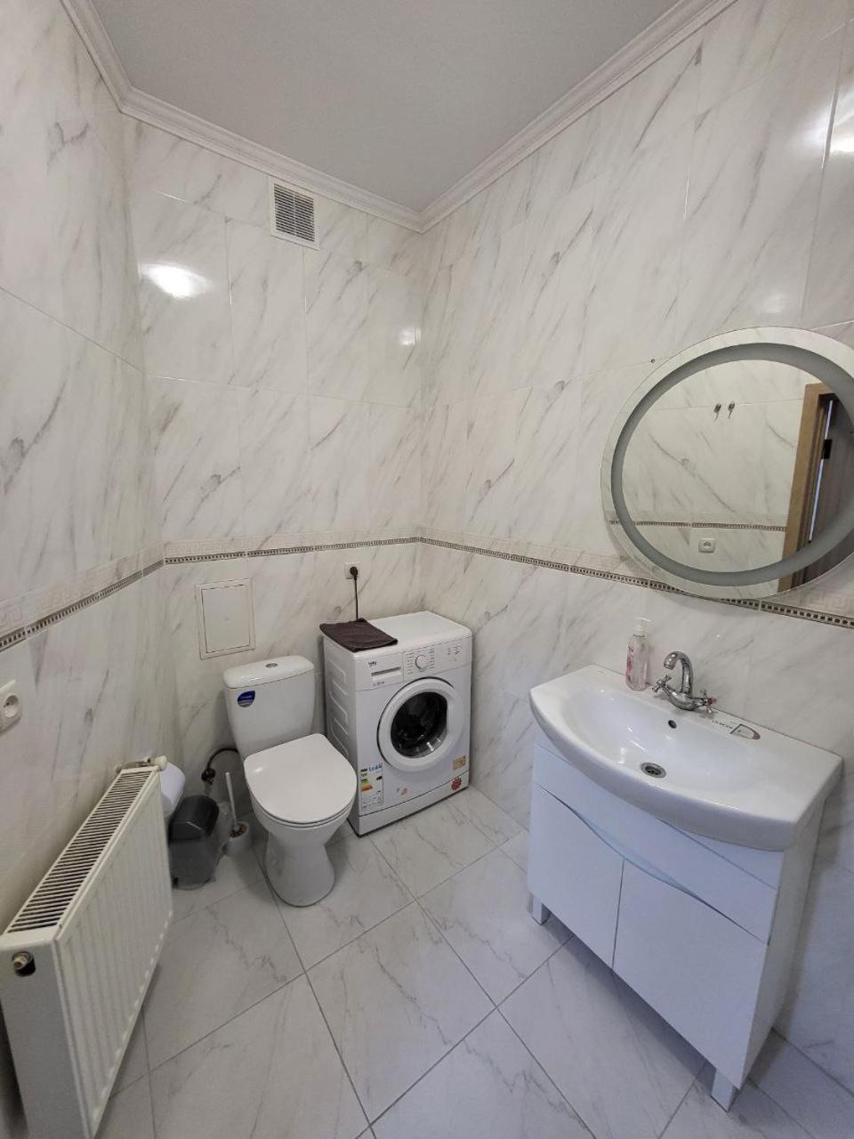 Apartamenty On Knyazya Romana リヴィウ エクステリア 写真