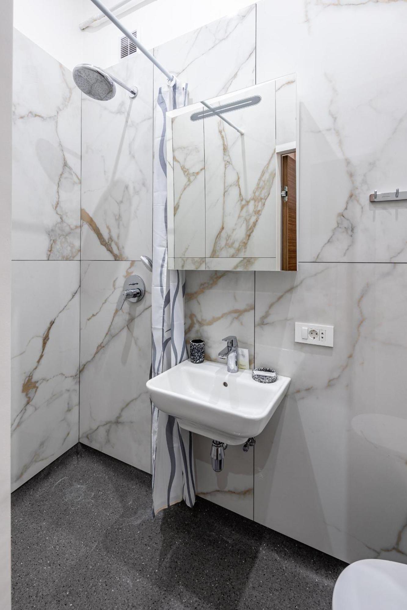 Apartamenty On Knyazya Romana リヴィウ エクステリア 写真