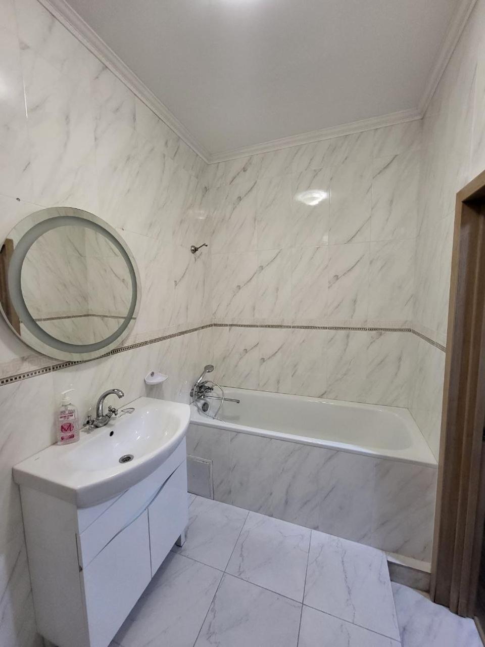 Apartamenty On Knyazya Romana リヴィウ エクステリア 写真