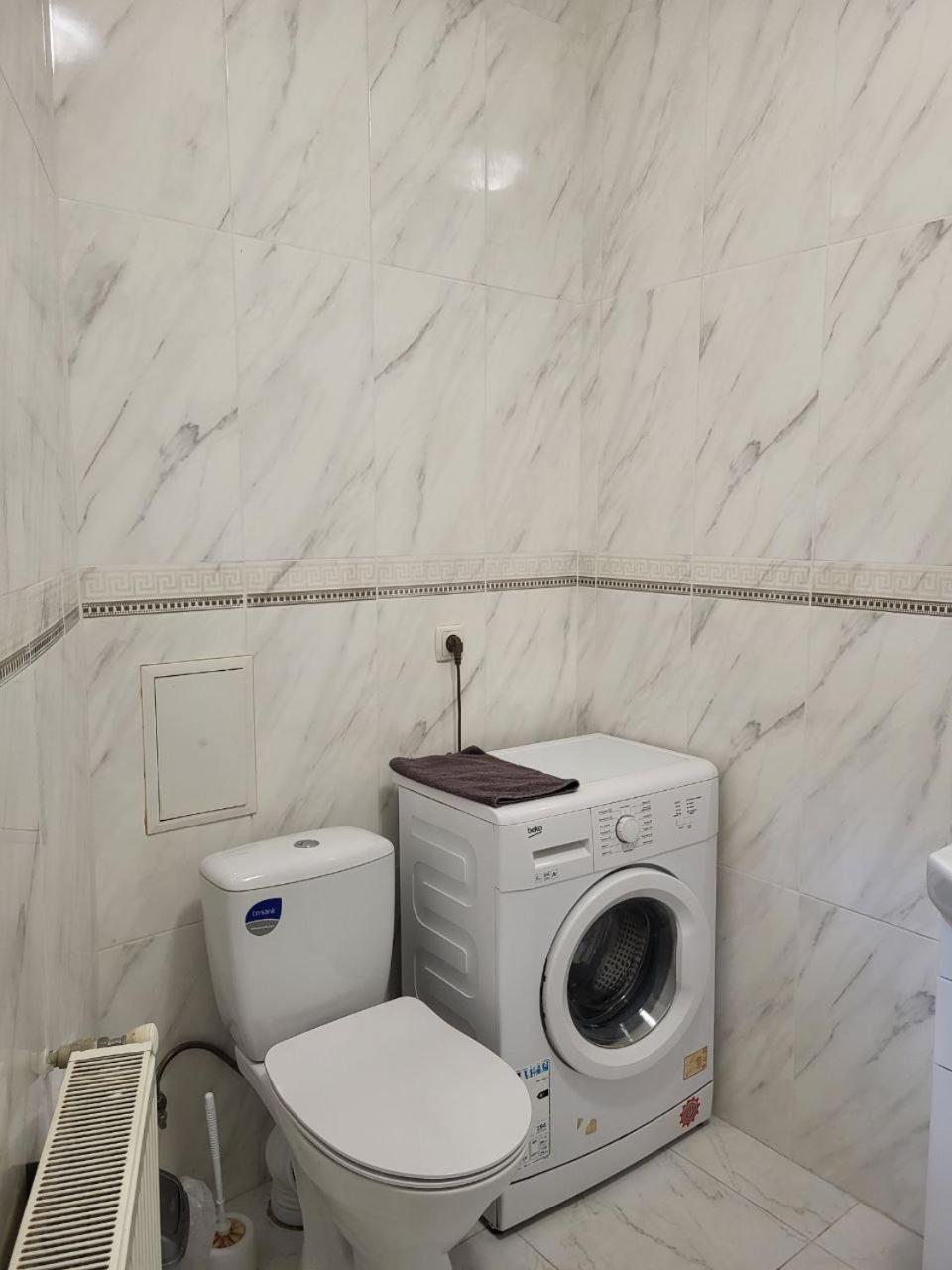 Apartamenty On Knyazya Romana リヴィウ エクステリア 写真