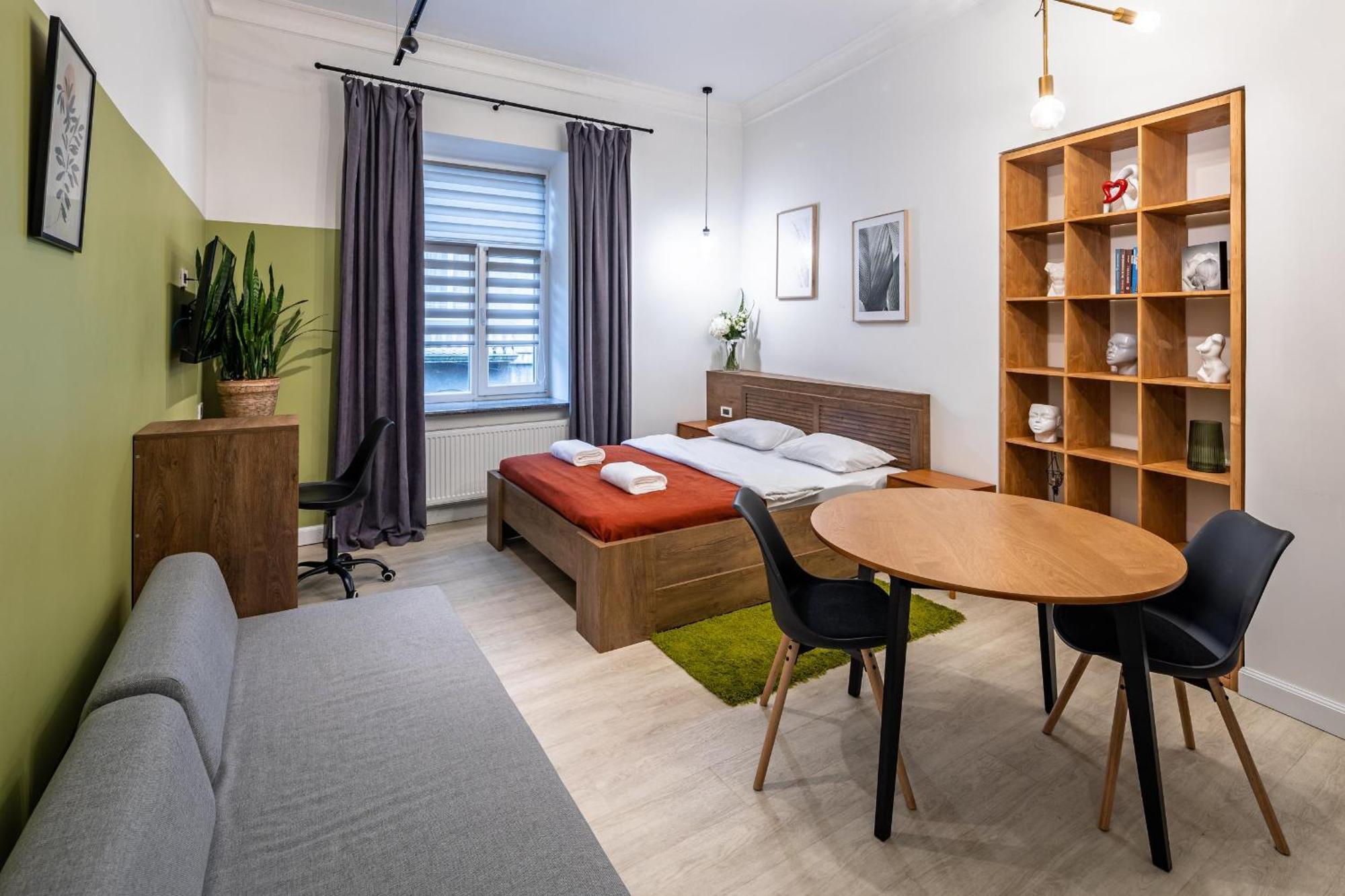 Apartamenty On Knyazya Romana リヴィウ エクステリア 写真