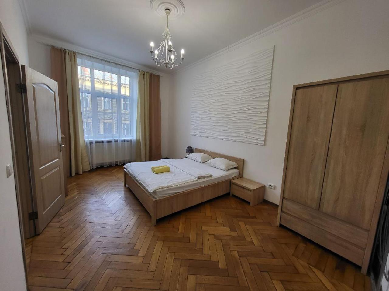Apartamenty On Knyazya Romana リヴィウ エクステリア 写真