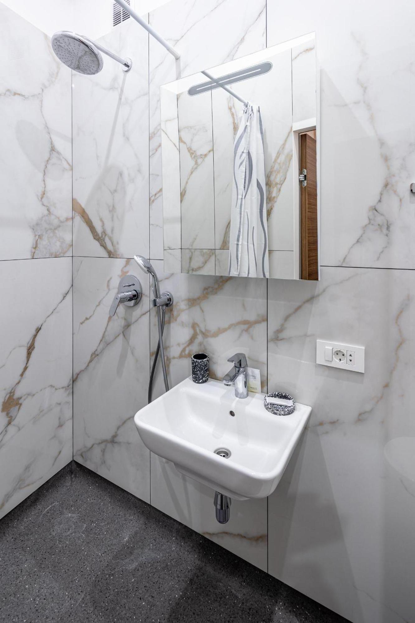 Apartamenty On Knyazya Romana リヴィウ エクステリア 写真